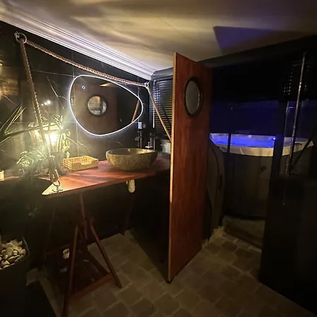Room, Jacuzzi & Cinema House Apartment