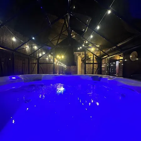 Apartment Room, Jacuzzi & Cinema House