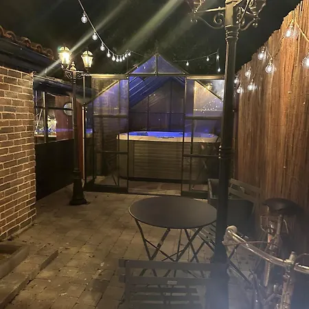 Room, Jacuzzi & Cinema House * Merignac (Gironde)
