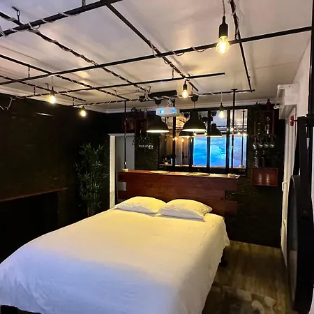 Room, Jacuzzi & Cinema House * Merignac (Gironde)